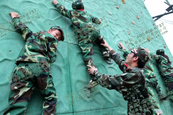 <b>学校拓展训练-攀岩</b>